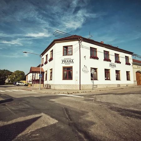Restaurace A Penzion Praha Dolní Dunajovice Екстериор снимка