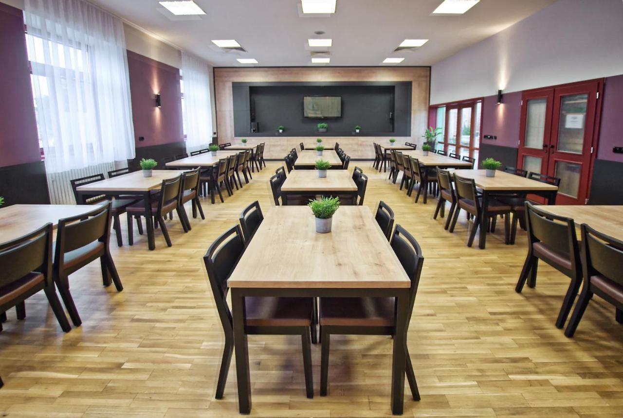Restaurace A Penzion Praha Dolní Dunajovice Екстериор снимка