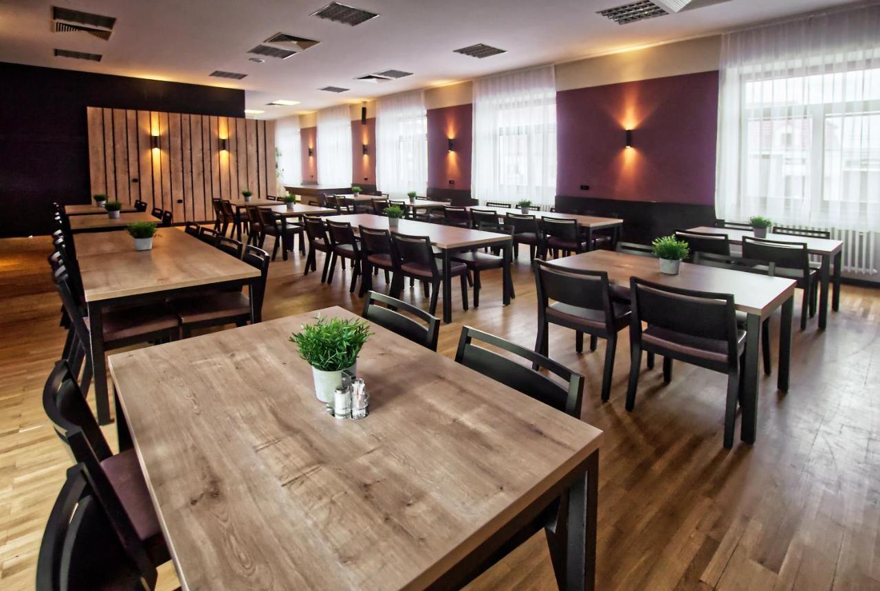 Restaurace A Penzion Praha Dolní Dunajovice Екстериор снимка