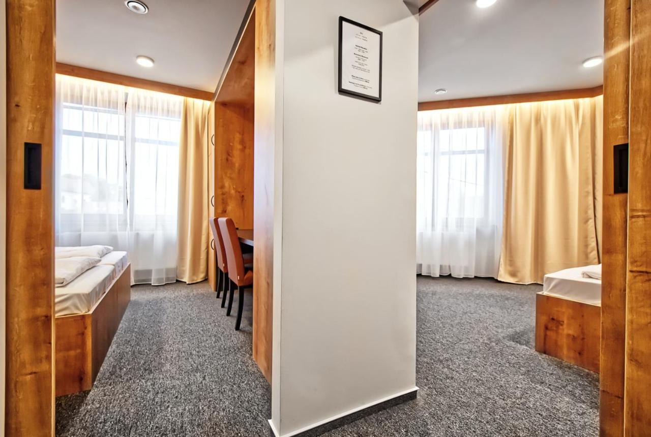 Restaurace A Penzion Praha Dolní Dunajovice Екстериор снимка
