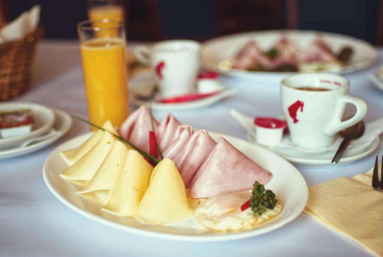 Restaurace A Penzion Praha Dolní Dunajovice Екстериор снимка
