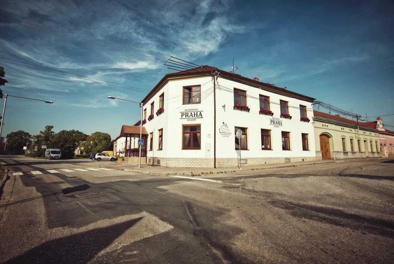Restaurace A Penzion Praha Dolní Dunajovice Екстериор снимка