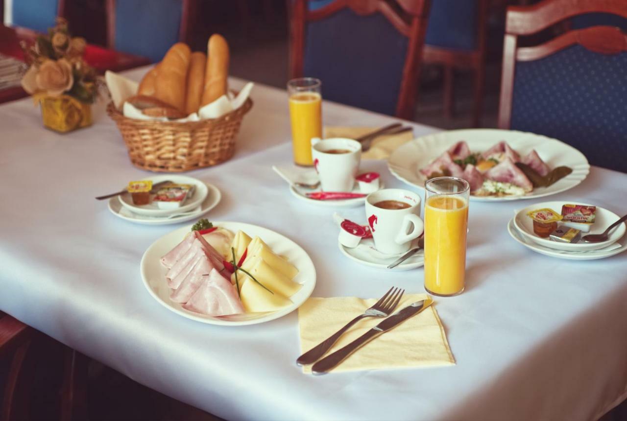 Restaurace A Penzion Praha Dolní Dunajovice Екстериор снимка