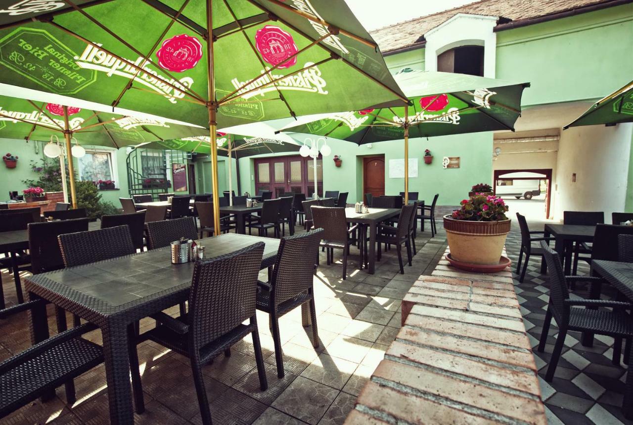Restaurace A Penzion Praha Dolní Dunajovice Екстериор снимка